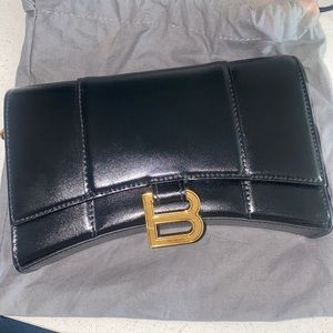 Hourglass Wallet On Chain in black shyni box calfskin, aged-gold hardware